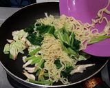Foto langkah ke 3 dari resep Mie Goreng Ayam Suwir Sat-set.