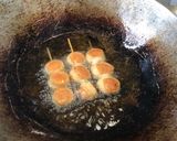 Foto langkah ke 2 dari resep Sate Sosis Goreng Kulit Pangsit.