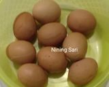 Foto langkah ke 1 dari resep Telur Pindang Daun Jambu.