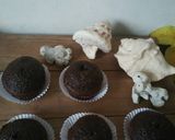 Foto langkah ke 8 dari resep Heavenly homemade chocolate cupcakes.