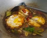 Foto langkah ke 2 dari resep Telur Ceplok Bumbu Kecap Pedas Manis.