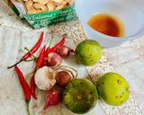 รูปขั้นตอนการทำที่ 1 ของ ยำเม็ดมะม่วงราดกะพงทอด / Spicy cashew nuts with deep fried fish