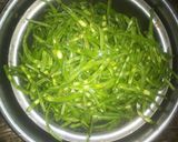 Une image de l'étape 1 de Légumes Sautés aux Haricots Verts et Carottes avec Omelette et Cacahuètes Grillées.