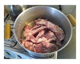 Foto del paso 2 de la receta: Costillas de cordero marinadas con papas bravas