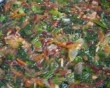 Foto del paso 6 de la receta: Tortilla de espinaca, betarraga, zanahoria, papa y cebolla caramelizada