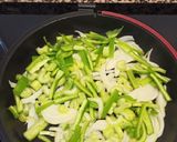 Foto del paso 2 de la receta: Salteado de cebolla, pimientos y zanahoria con salsa de soja