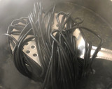 Foto del paso 6 de la receta: Spaghetti al nero di seppia con gulas, gambas y calamares