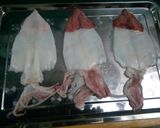 Hình bước làm 1 của món MỰC XÉ RƠM XÀO SA TẾ