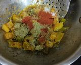 कमरख हरी मिर्च की खट्टी मीठी सब्जी(star fruit green chilli dry sabji recipe in Hindi) रेसिपी चरण 2 फोटो
