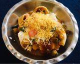 समोसा छोले चाट (samosa chole chaat recipe in marathi) रेसिपी स्टेप 4 फोटो 