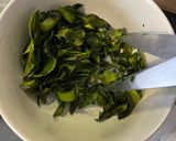 Foto langkah ke 1 dari resep Makaroni spiral pedas daun jeruk.