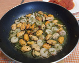 Foto del paso 5 de la receta: Gambas y mejillones al ajillo Exprés