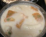 Hình bước làm 3 của món Tteokbokki nấu với tôm và nước cốt dừa
