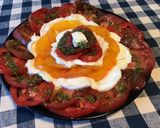 Une image de l'étape 5 de Salade de tomates tricolores à la mozzarella di buffala et ail triquetre séché.
