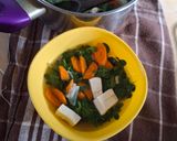 Foto langkah ke 5 dari resep Sayur Bening Daun Kelor, Tahu dan Wortel.