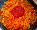 Foto del paso 4 de la receta: Filetes de cerdo en salsa de tomate y pimientos con patatas