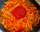 Foto del paso 4 de la receta: Filetes de cerdo en salsa de tomate y pimientos con patatas
