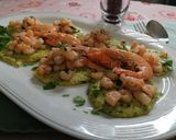 Foto del passaggio 2 della ricetta Dischi di mare guarniti con gamberetti e scampi