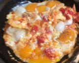 Foto del paso 2 de la receta: Huevos con tomates 🥚 🍅