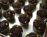 Foto langkah ke 4 dari resep Muffin coklat (tanpa mixer).