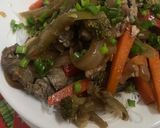 Foto del paso 4 de la receta: Vegetales con pollo y cerdo al Wok sobre fideos de arroz