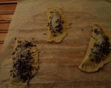 Foto del paso 3 de la receta: Empanadillas dulces de crema de cacao galleta y leche condensada