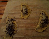 Foto del paso 3 de la receta: Empanadillas dulces de crema de cacao galleta y leche condensada