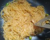 Foto langkah ke 3 dari resep Mie hun goreng simple.