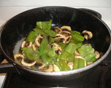 Foto del paso 4 de la receta: Pechuga revuelta con pimientos verdes y champiñones