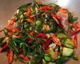 Foto langkah ke 3 dari resep Tumis Cumi Asin Cabe Hijau Pete.