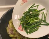รูปขั้นตอนการทำที่ 5 ของ ผัดพริกหยวกใส่หมู