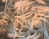 Hình bước làm 1 của món Mì udon trộn nấm