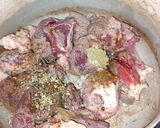 Foto del passaggio 2 della ricetta Carne al forno con patate e sugo di pomodoro