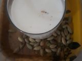 ઠંડું ઇલાયચી દૂધ (Chilled Elaichi Milk Recipe In Gujarati)