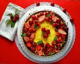 Foto del passaggio 12 della ricetta Torta al cacao con crema pasticcera fragole e ciliegie