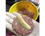 รูปขั้นตอนการทำที่ 3 ของ Kaşarlı Köfte อ่านว่า คะชาลึ เคิฟเท่ เนื้อยัดไส้ชีส อาหารประจำบ้