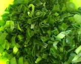 A picture of step 1 of Spring onion sauce.
