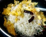 A picture of step 4 of Singapore Egg Fried Rice.