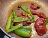 Foto del paso 4 de la receta: Tintorera en salsa con almejas y langostinos