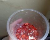 Foto langkah ke 2 dari resep Kuliner Khas Korea~Korean Strawberry Milk.