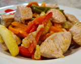 Foto del paso 4 de la receta: Salteado de calabacín, zanahorias, pimientos y solomillo de pavo