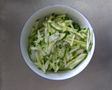 減脂便當(青椒菇菇、小黃瓜玉米、雞肉、燙炒青菜)的食譜步驟3照片