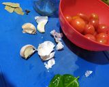 Foto del paso 2 de la receta: Fermentación salvaje de Tomates cherry's, ajo y albahaca