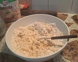 Foto del paso 2 de la receta: Bizcochitos Domingueros Salados de Polenta Rellenos con Dulce de Leche y Dulce de Guayabada