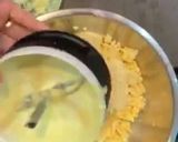 A picture of step 2 of Indonesian deep fried corn fritters.