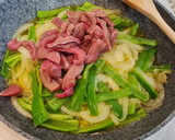 Foto del paso 3 de la receta: Tiras de ternera salteadas con pimientos italianos y cebolla