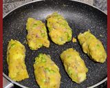 A picture of step 4 of Aloo rajma rolls.