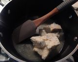 Foto del passaggio 3 della ricetta Bigoli al radicchio, con crema di gorgonzola, polvere di liquirizia e lamelle di mandorle tostate