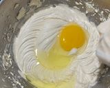Foto langkah ke 2 dari resep Cream Cheese Butter Cake (Gluten Free, 5 bahan).