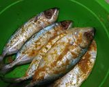 Foto langkah ke 1 dari resep Balado Ikan Kembung Mata Belo.